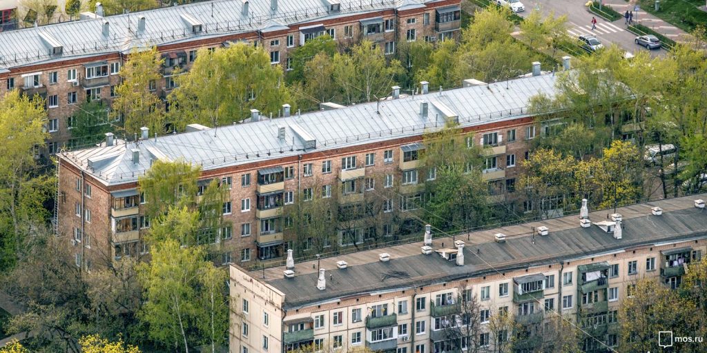 Капитальный ремонт крыши проведут в домах на улице Фабрициуса и Сходненской