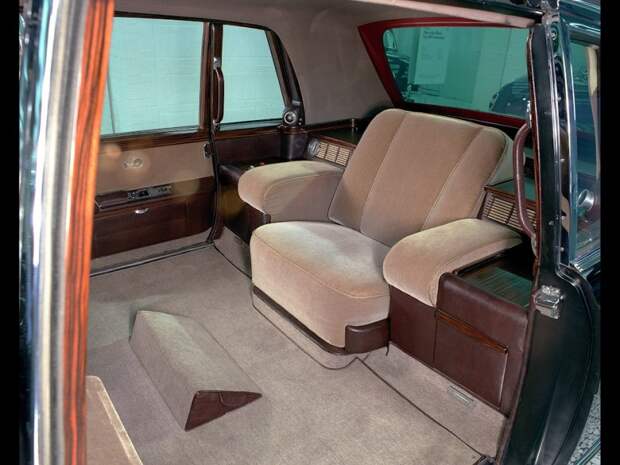 Папа-мобиль на базе Mercedes-Benz 600 с отдельным креслом-троном, отделанным благородным велюром велюр, кожанный салон, салон