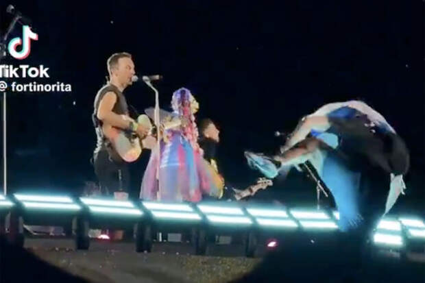 Комик с флагом Израиля ворвался на сцену и упал с нее во время концерта Coldplay