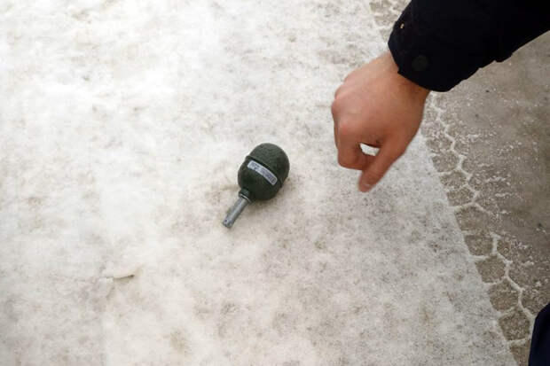 Новосибирец заметил гранату на обочине улицы Бардина в Калининском районе