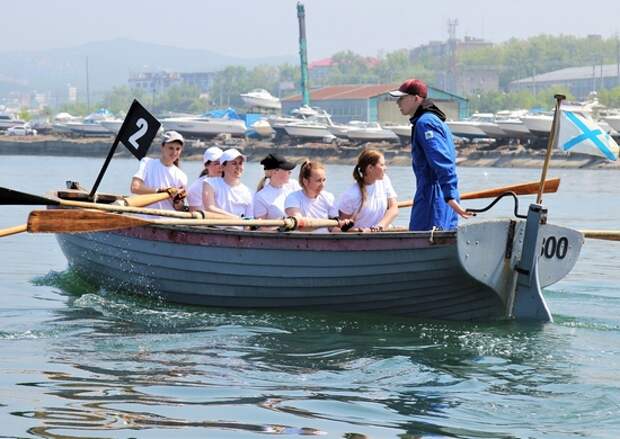 Впервые в гонке на шлюпках на Кубок командующего Тихоокеанским флотом приняли участие команды военнослужащих-женщин