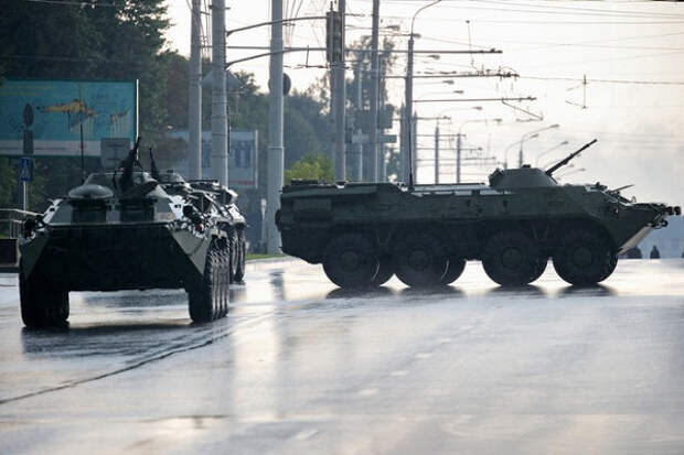 Военные на БТР с оружием приехали в центр Минска