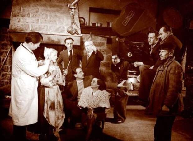 Рабочий момент съемок фильма «Золушка», 1946 год Рабочий момент съемок фильма «Золушка», 1946 год