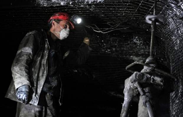 Донбасс, обесточена угольная шахта, под землей находятся 300 горняков