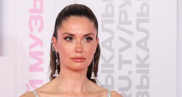 Актриса Агата Муцениеце вышла на публику в корсете с глубоким декольте