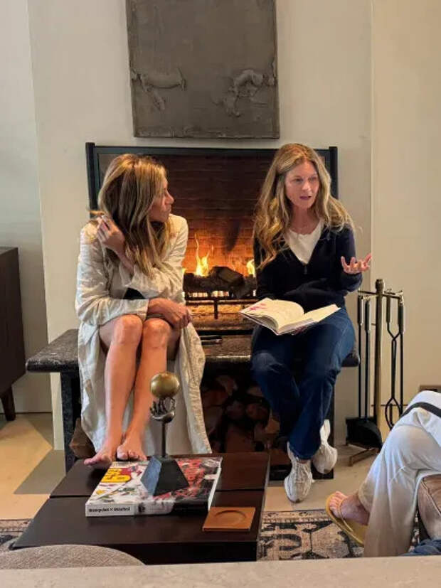 Дженнифер Энистон с подругой