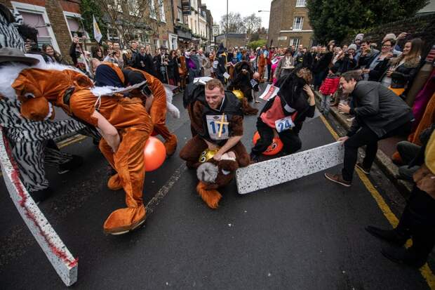 Веселая гонка лошадей London Pantomime Horse Race 2018