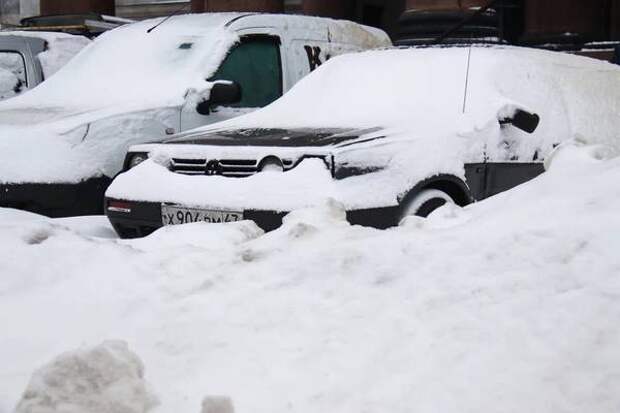 Петербуржцам рассказали, как правильно раскапывать авто после снегопада