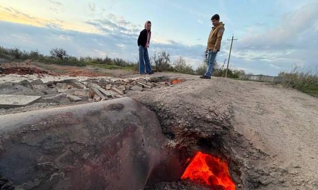 Ещё фото с места, где открылся портал в ад в Петровском районе Донецка