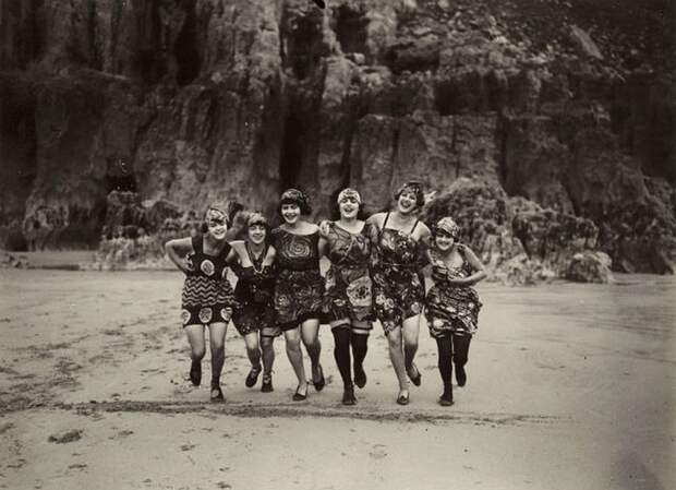 Смелый для 1925 года кадр. Сделан в Великобритании. Женщины бегут по пляжу, обнажая ноги.