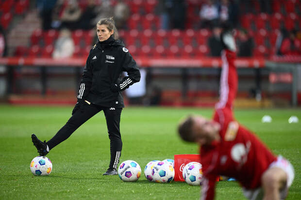 Мостовой предложил первой женщине-тренеру мужского клуба раздеться перед игроками