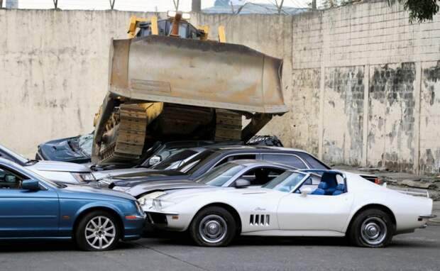 На Филиппинах бульдозером раскатали 20 контрабандных роскошных авто На Филиппинах бульдозером раскатали 20 контрабандных роскошных авто