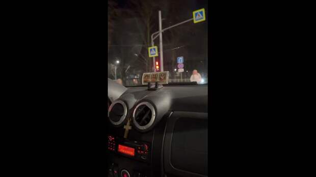 стоит женщина по середине дороги на Ильича.