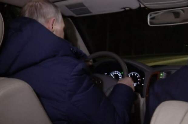 Песков: Путин ездил по Мариуполю практически без кортежа, соблюдая ПДД