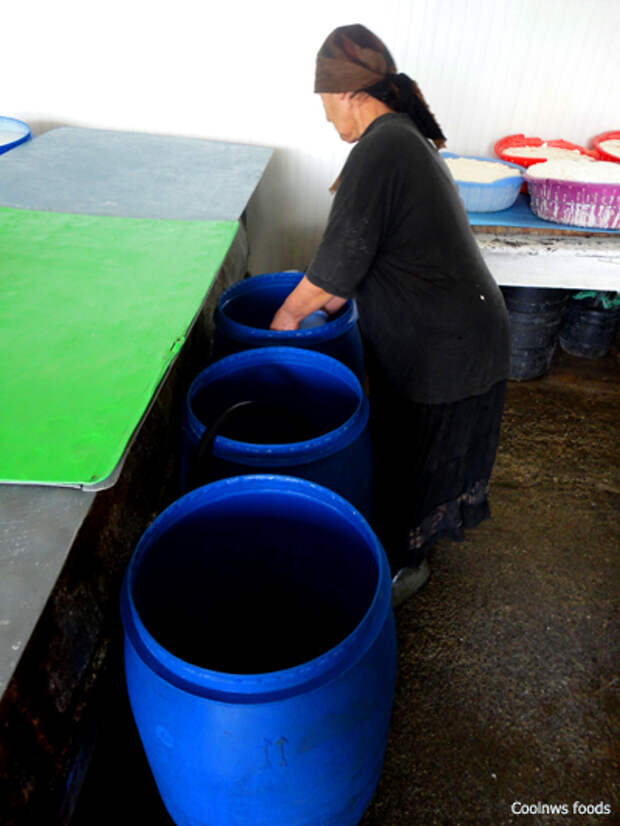 Наливаем в бочки воду