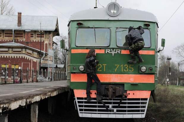 Подросток залез на движущийся поезд и снял последние секунды жизни на видео