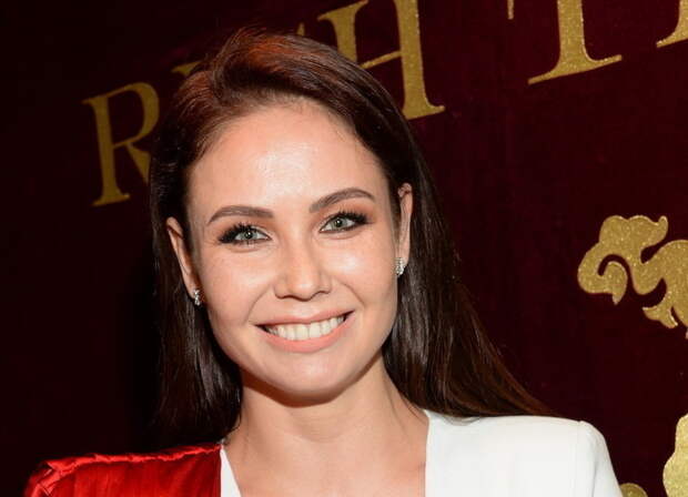 «Вторая Волочкова»: Ляйсан Утяшеву высмеяли за шпагат в меховой шубе