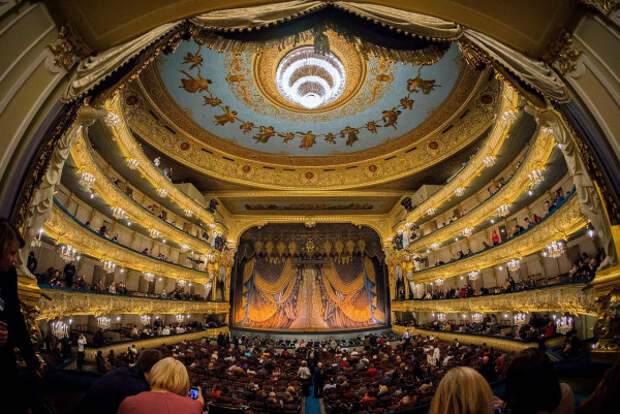 В Петербурге создан Большой театр, получивший впоследствии название Мариинского.