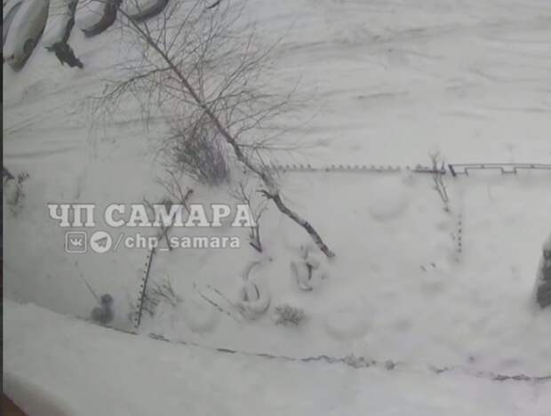 В Самаре мужчина упал во время чистки снега с крыши дома на улице Теннисной