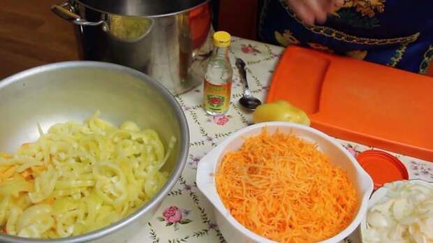 Нарезаем перец, морковь и лук