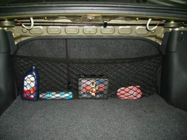 С помощью сетки в багажнике можно создать полный порядок. | Фото: carnovato.ru.