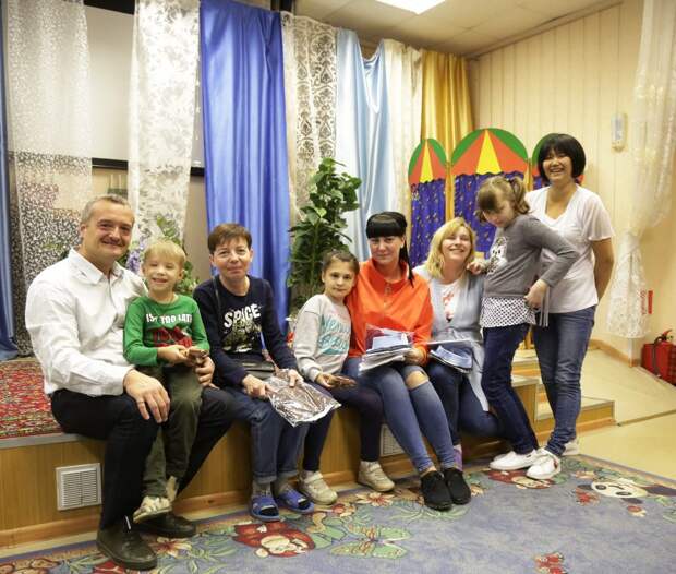 Учредители фонда Алёна Лю (крайняя справа) и Сергей Фролов привезли гуманитарную помощь в реабилитационный центр в Котельниках/Артур Новосильцев, «Юго-Восточный курьер»