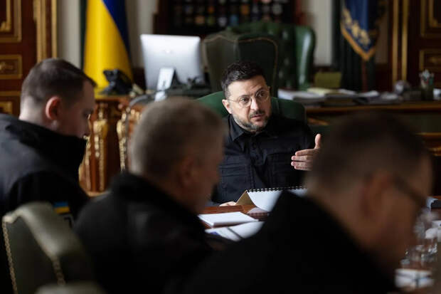 Politico: Зеленский больше не рассчитывает на помощь США в переговорном процессе с Россией