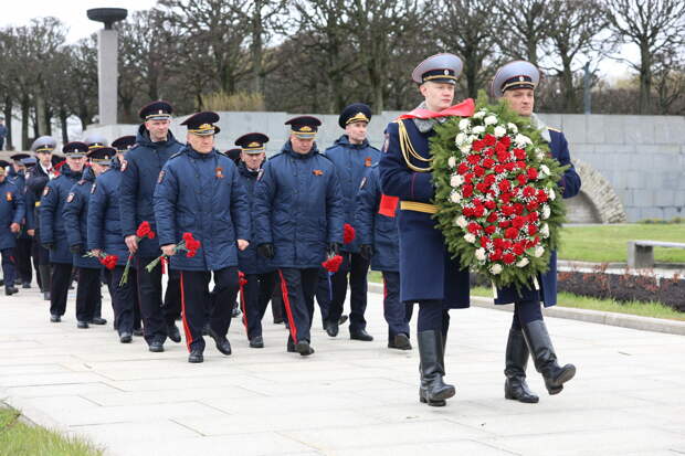 В церемонии на Пискаревском кладбище приняло участие руководство ГУ МВД России