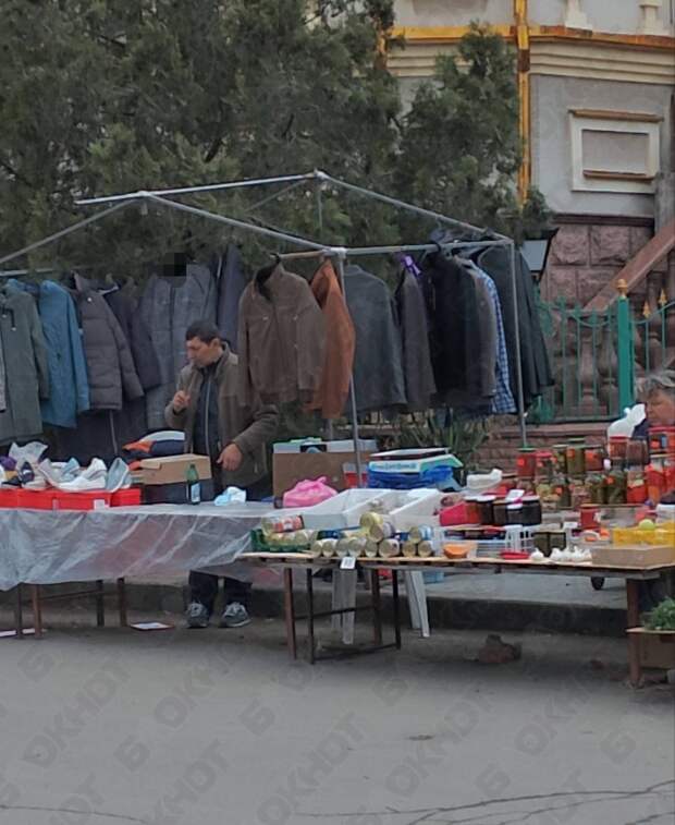 Цыгане нелегально торгуют на стихийном рынке возле «Аквилона