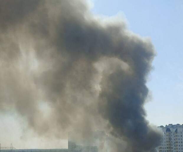 Огонь, охвативший рынок "Стройрай" в Солнечногорске, перекинулся на крышу ТЦ