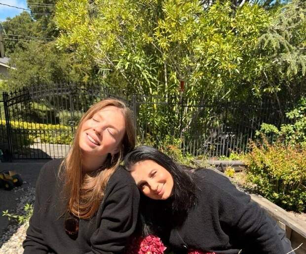 Телеведущая Екатерина Стриженова опубликовала фото с дочерью, живущей в США