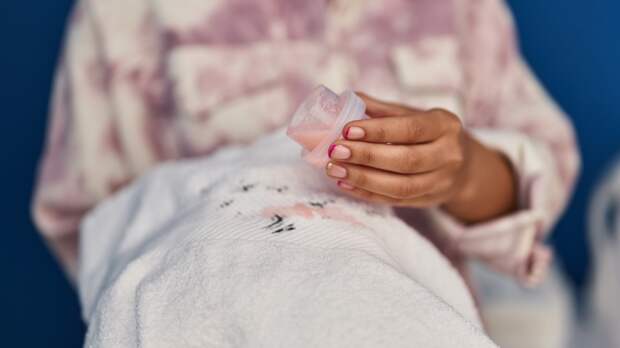 Раскрыт простой способ избавиться от пятен косметики на одежде