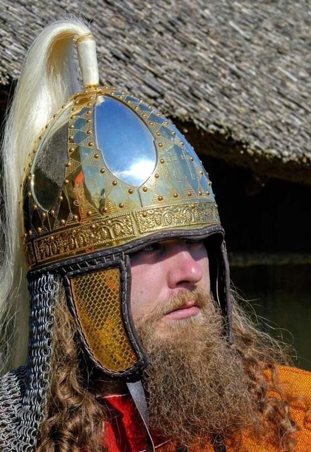 Очень, Очень дорогой шлем. В таком мог воевать король.