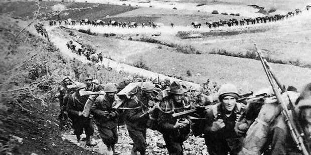 Итальянские войска маршируют в горной местности, 1940