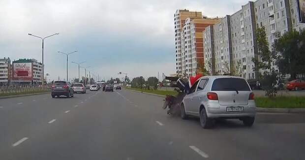 В Абакане два молодых человека на мопеде устроили аварию и сбежали