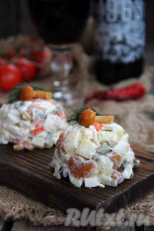 Салат "Охотничий" с куриной грудкой и маринованными опятами