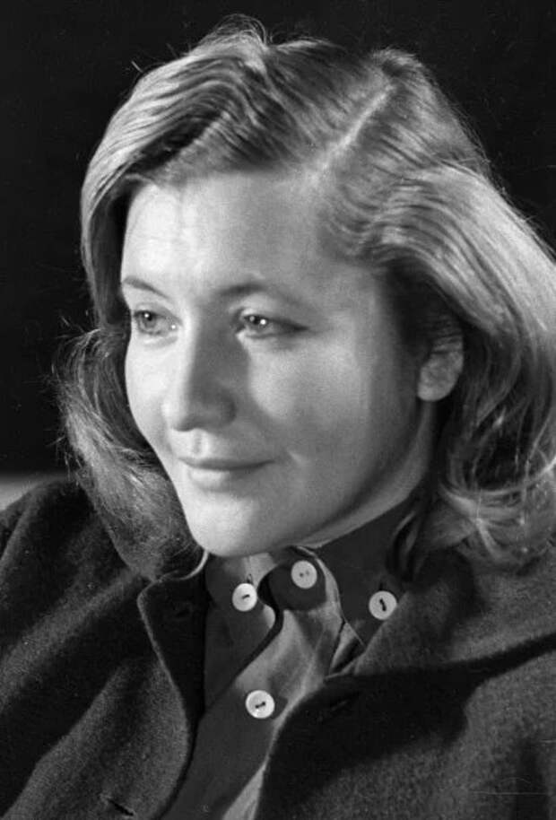Юлия Друнина "Я только раз видала рукопашный..." Она оставила из 50 строк этого стиха всего 4. И они стали легендой!