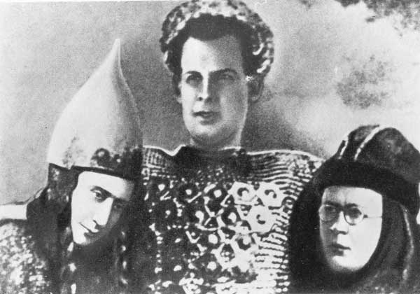 Sergei Eizenshtein i Sergei Prokofiev v dospehah Режиссер Сергей Эйзенштейн и композитор Сергей Прокофьев в доспехах