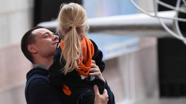 Должен ли мужчина воспитывать не своего ребенка — мнение россиян