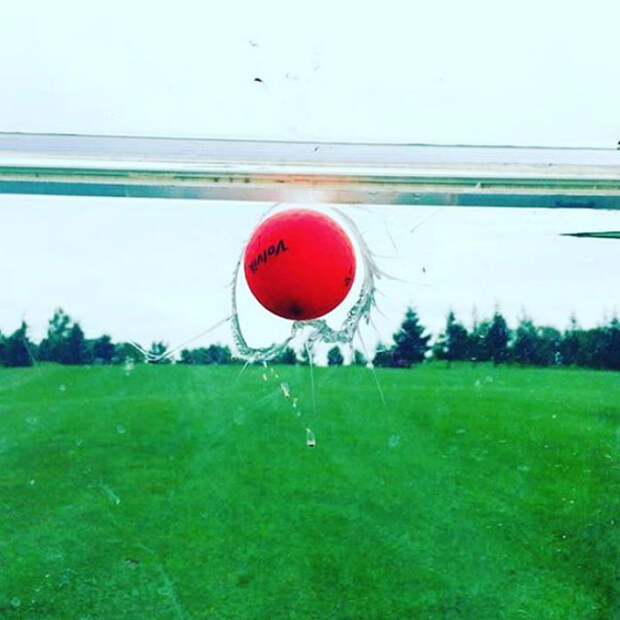 Мячик разбивает стекло.