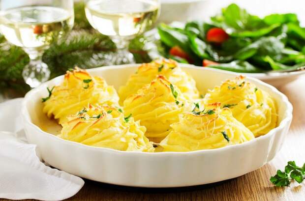 Свиное филе с грибами под картофельными "розами"