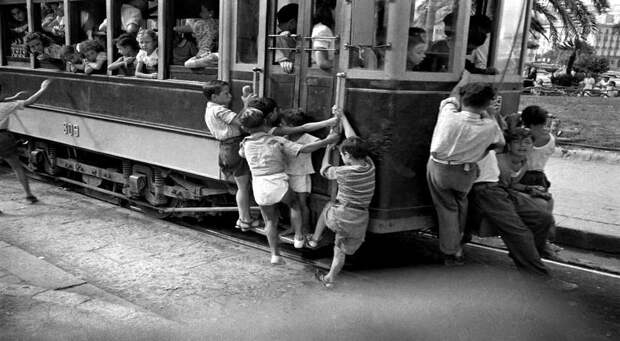 Италия, Неаполь, 1948 год - Мальчишки, прицепом катающиеся на трамвае