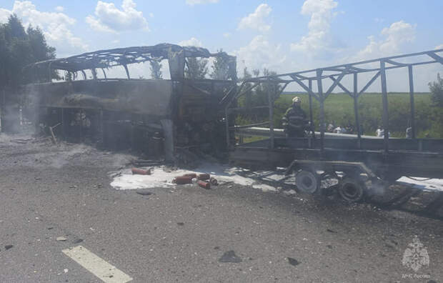 Спасатели потушили горящий автобус на трассе М-4 в Тульской области, никто не пострадал