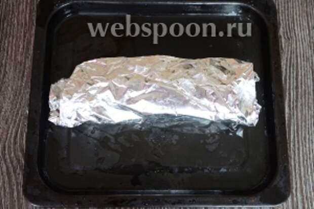 Заворачиваем рулет в фольгу для запекания.