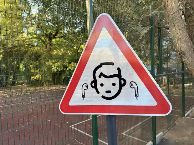 БПЛА с поражающими элементами атаковал школу в ДНР