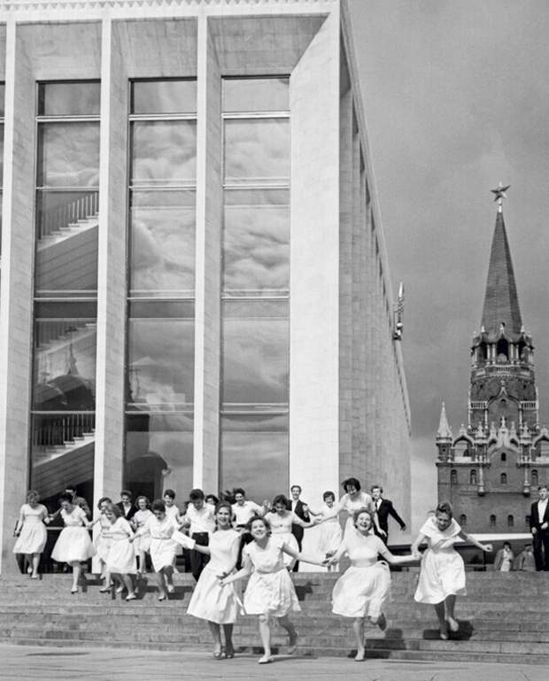 Выпускники московских школ встречают утро в Кремле. Фото В. Лагранжа, 23 июня 1962 год.