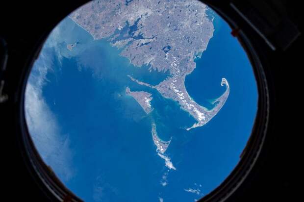 Части Массачусетса и Род-Айленда видны через иллюминатор, 25 апреля 2019. (Фото NASA):
