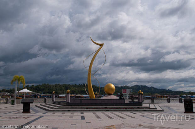 Монумент в Бандар-Сери-Бегаване, Бруней / Фото из Брунея