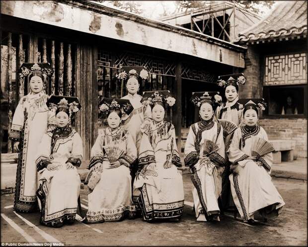 Женщины с выбеленными лицами в императорских нарядах династии Цин Цин, китай, фотография, эпоха