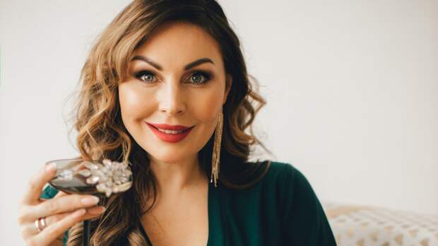 «Это фото странное»: в сети обсуждают новую публикацию 44-летней Натальи Бочкаревой с 19-летним сыном и 17-летней дочерью